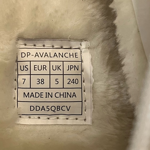 NWOT Winter boots by Dreampairs. - Picture 10 of 10